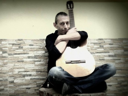 VOZ E GUITARRA…SÓ! por Renato Reis