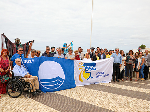 Bandeira Azul hasteada nas praias de Lagos