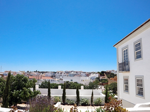 Lagos foi a cidade escolhida para alojar os representantes da imprensa mundial convidados para ensaiar o novo modelo elétrico da marca Jaguar.