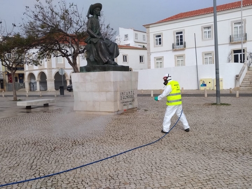 Desinfeções no concelho de Lagos continuam a ser constantes e diárias. Autarquia já efetuou desinfeções em quase uma centena de locais