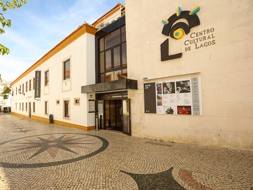 “LÁ FORA, CÁ DENTRO - MÚSICA NO PÁTIO”