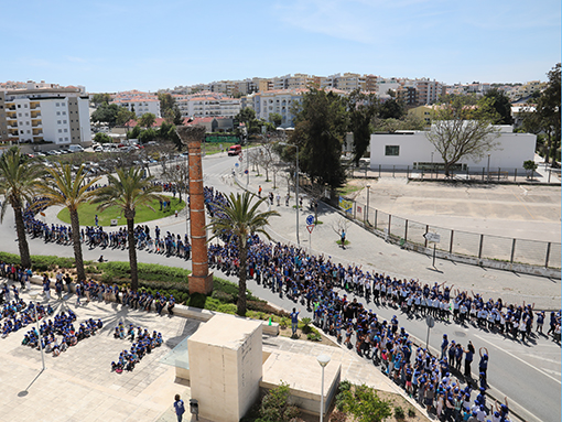 Laço Azul Humano marcou em Lagos o encerramento da campanha “Serei o que me deres… que seja amor”