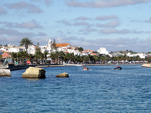 Câmara de Lagos aprova moção de protesto pela deficiente situação da barra