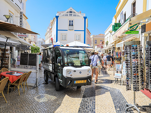 Serviço de recolha de resíduos com viatura elétrica volta a funcionar no centro histórico de Lagos