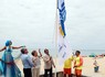 O momento de içar a Bandeira Azul e a Bandeira Praia Acessível na Praia do Porto de Mós
