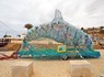 Escultura intitulada “A Waste of a Dolphin” da autoria da artista BJ Boulter