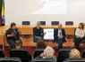A jornalista Elisabete Rodrigues, que moderou o debate, e o painel de oradores convidados