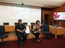 Sara Coelho, vereadora da CML, na abertura da sessão, acompanhada pela jornalista Elisabete Rodrigues