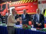 O presidente da Direção da AHBVL, Paulo Ferro, oferecendo uma peça evocativa do 140º Aniversário da Associação Humanitária dos Bombeiros Voluntários de Lagos